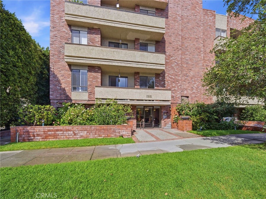 Property photo for 1315 roxbury dr, #204, Los Angeles, CA