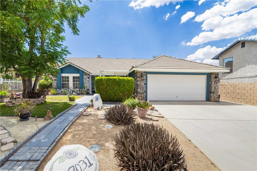 Property photo for 37031 La Contempo, Palmdale, CA