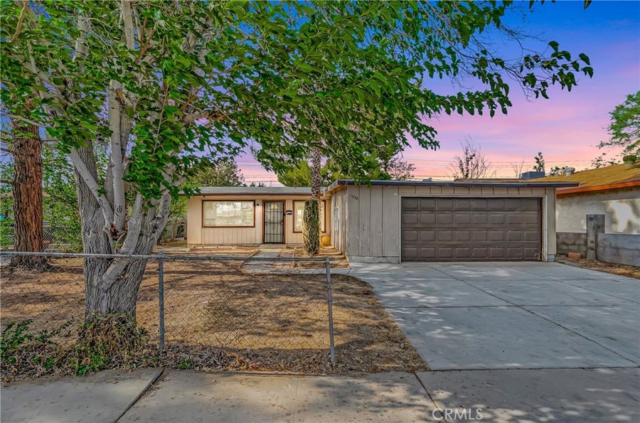 Property photo for 1033 W Holguin, Lancaster, CA