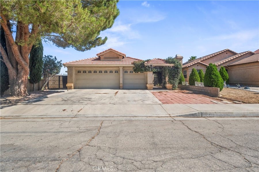 Property photo for 733 E Avenue J12, Lancaster, CA