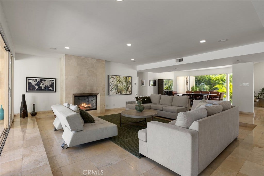 Main House: Livingroom Area