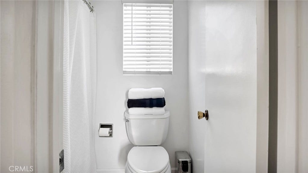 5503 Hayter, Lakewood, CA 90712 Master separate with shower/Tub