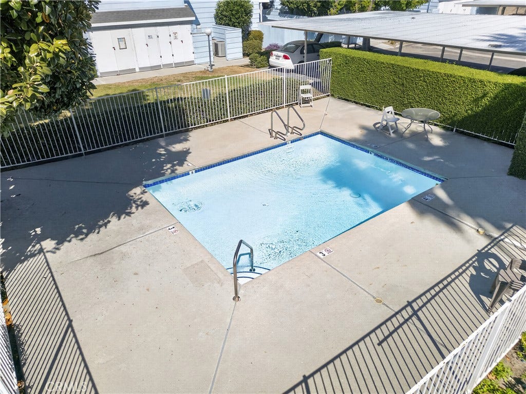 7025 Glade Ave., #2, Canoga Park, CA 91303