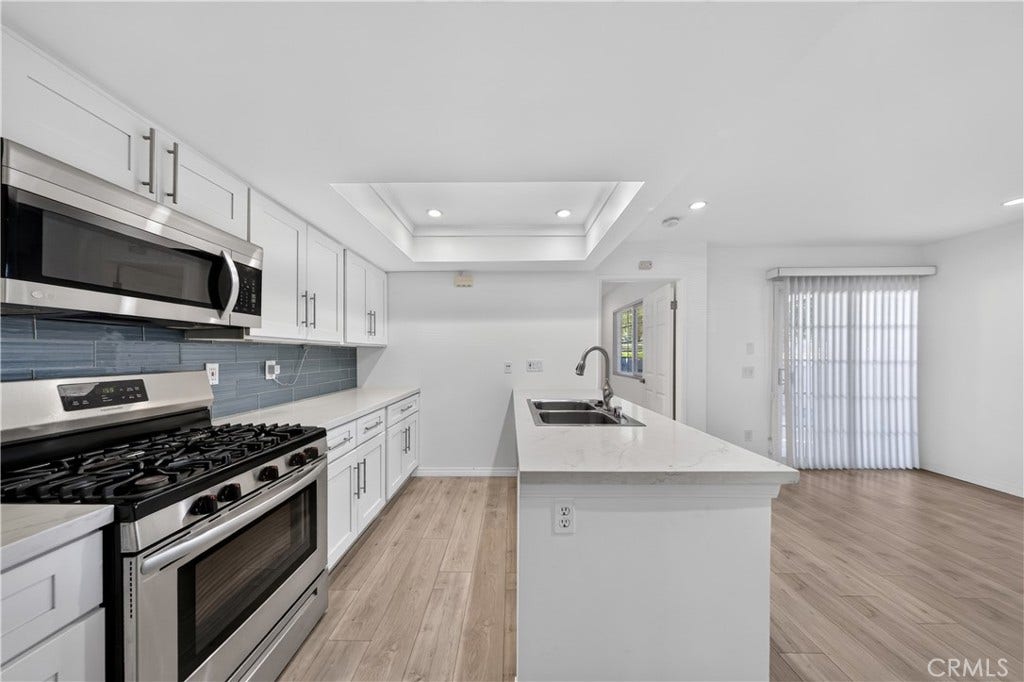 7025 Glade Ave., #2, Canoga Park, CA 91303