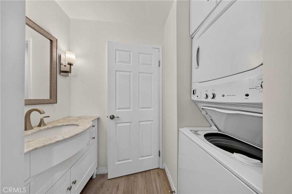 7025 Glade Ave., #2, Canoga Park, CA 91303