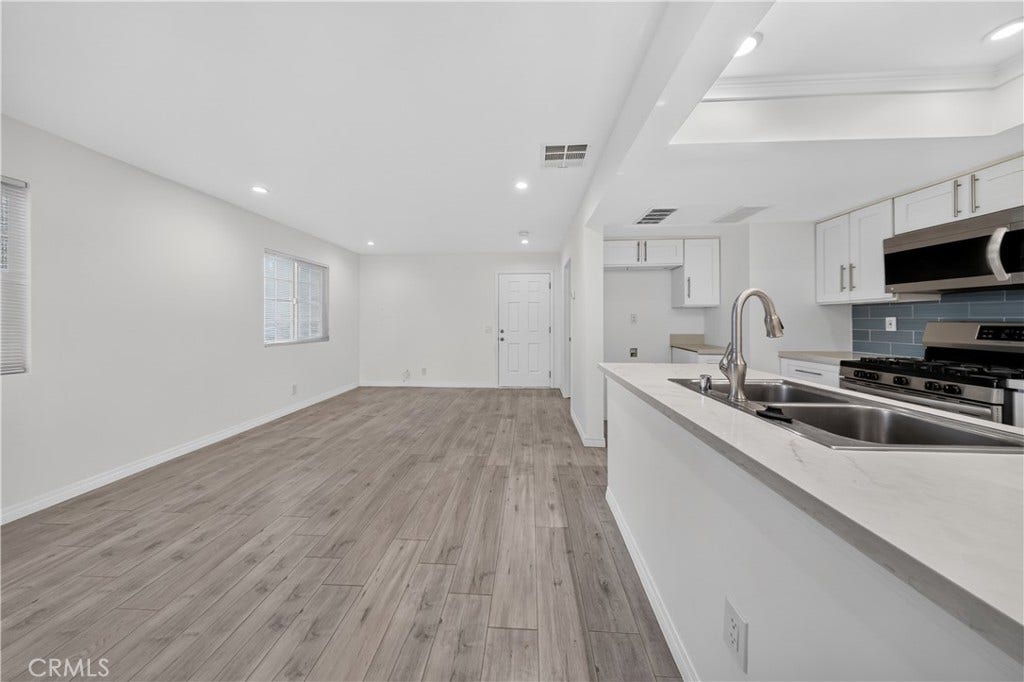 7025 Glade Ave., #2, Canoga Park, CA 91303