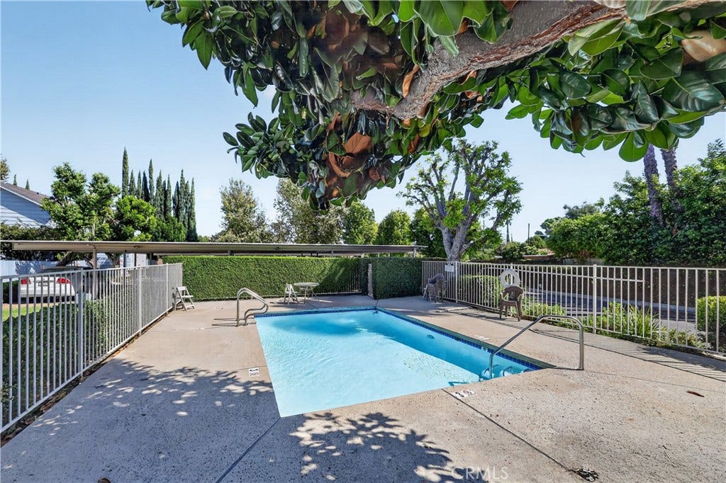 7025 Glade Ave., #2, Canoga Park, CA 91303