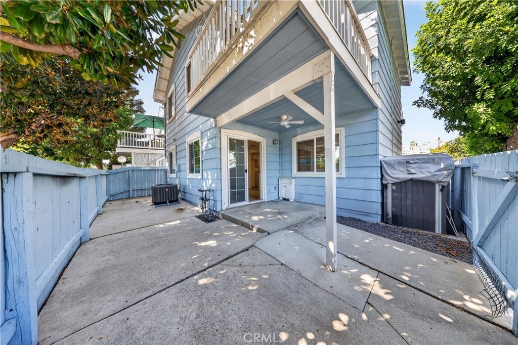 7025 Glade Ave., #2, Canoga Park, CA 91303