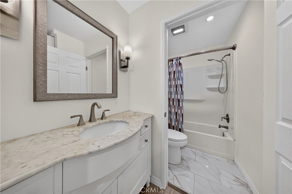 7025 Glade Ave., #2, Canoga Park, CA 91303