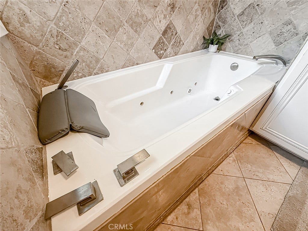 743 Spalding Street, Thousand Oaks, CA 91360 Jetted tub in primary bedroom suite