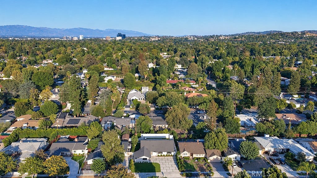 5722 Le Sage Avenue, Woodland Hills, CA 91367