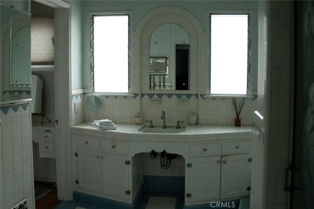1054 S Corning, Los Angeles, CA 90035 1054 S Corning, Los Angeles, CA 90035