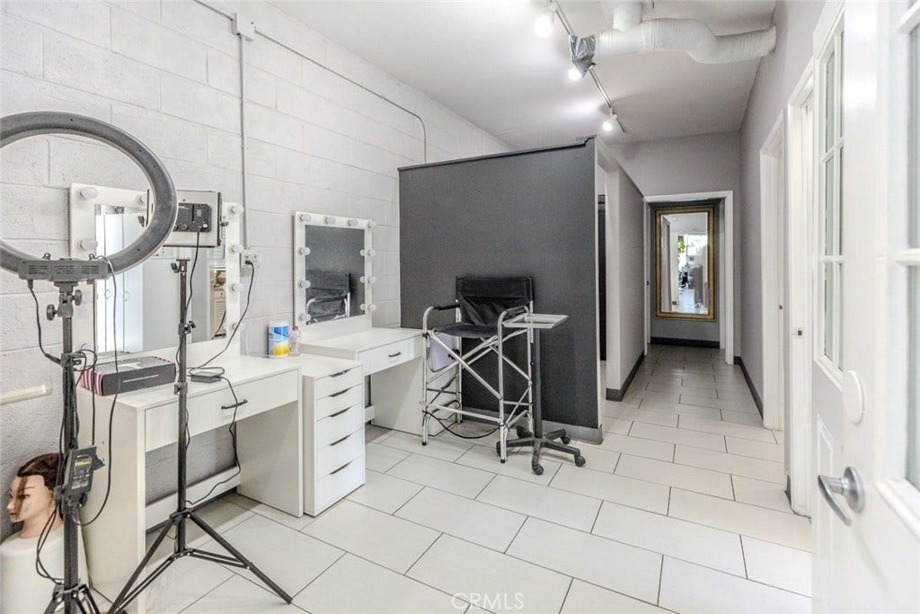 2805 N Glenoaks Boulevard, Burbank, CA 91504 2805 N Glenoaks Boulevard, Burbank, CA 91504