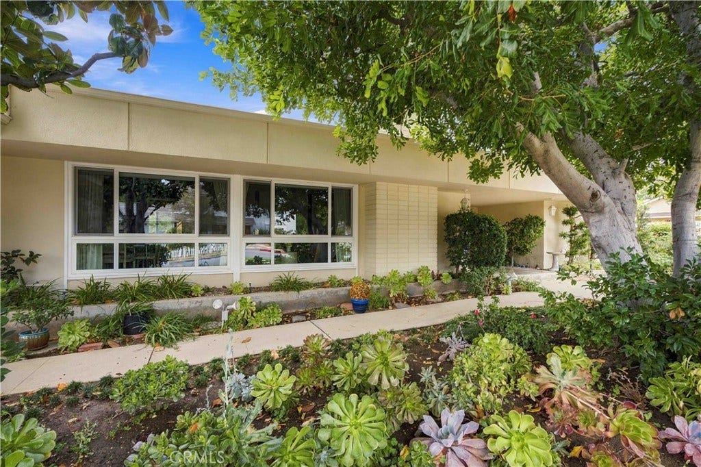 9817 Donna Avenue, Northridge, CA 91324 9817 Donna Avenue, Northridge, CA 91324