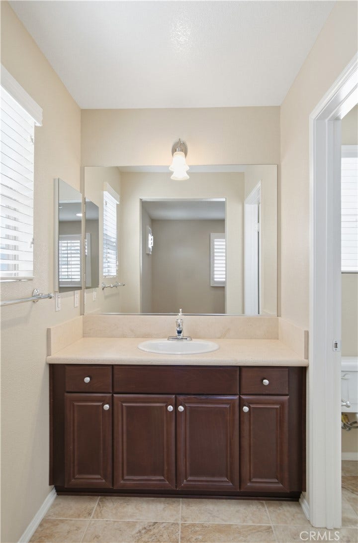 20278 Pienza, Porter Ranch, CA 91326 2nd full bathroom