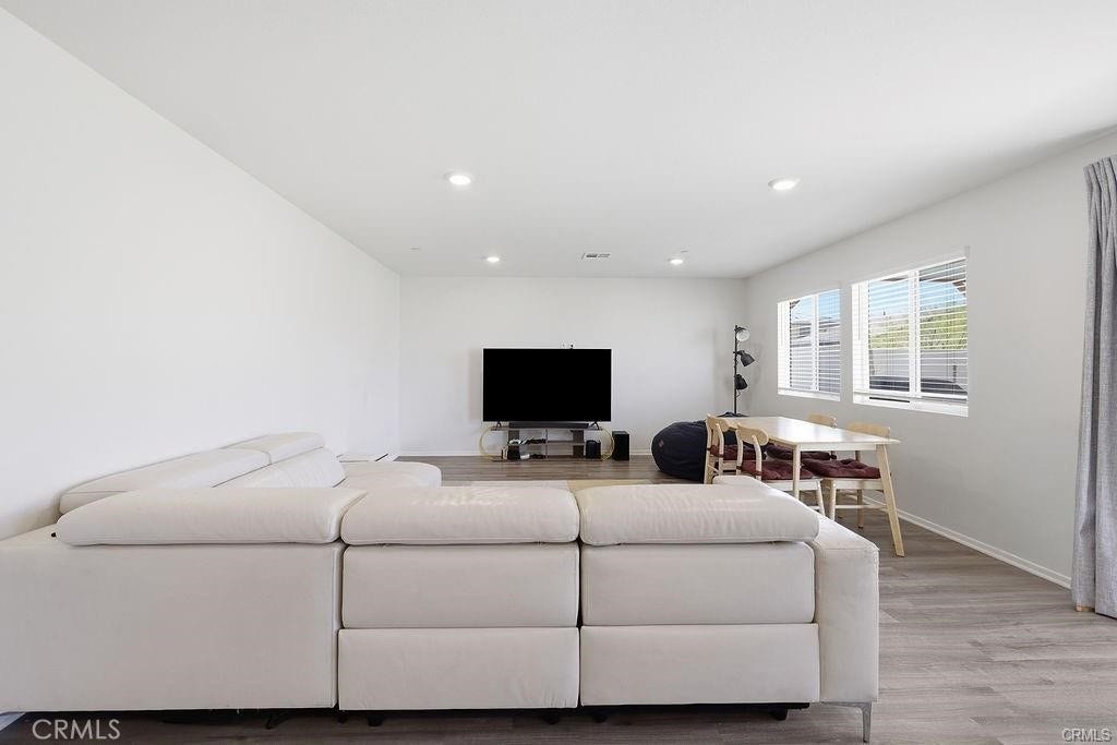 4384 W Avenue J-5, Lancaster, CA 93536