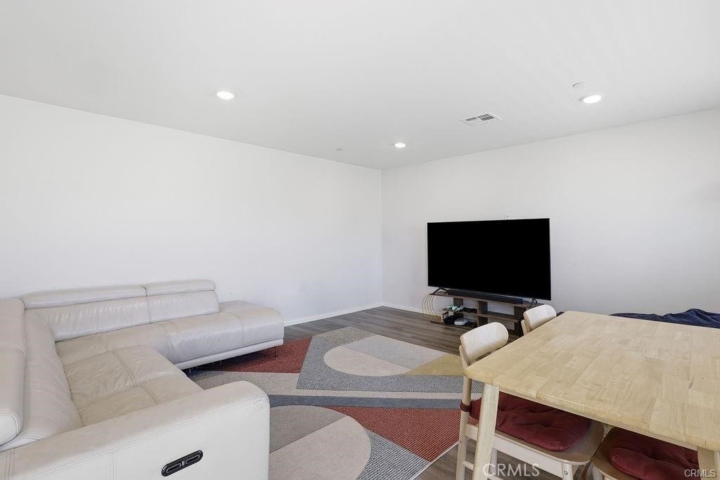 4384 W Avenue J-5, Lancaster, CA 93536