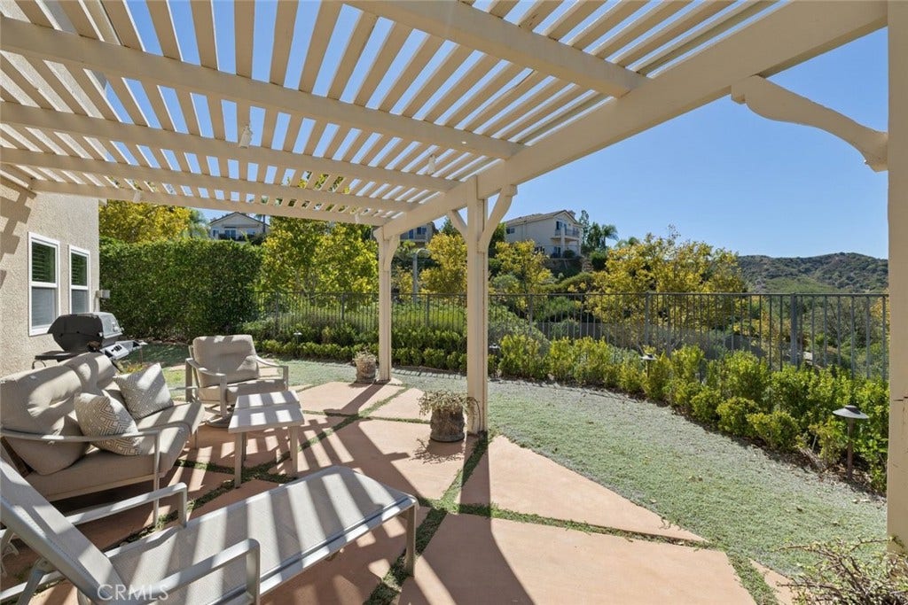 22420 Pinewood Court, Calabasas, CA 91302 Side yard with BBQ and