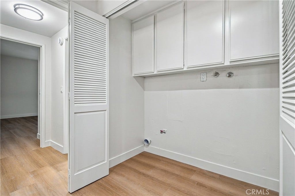laundry area washer/dryer hookup
