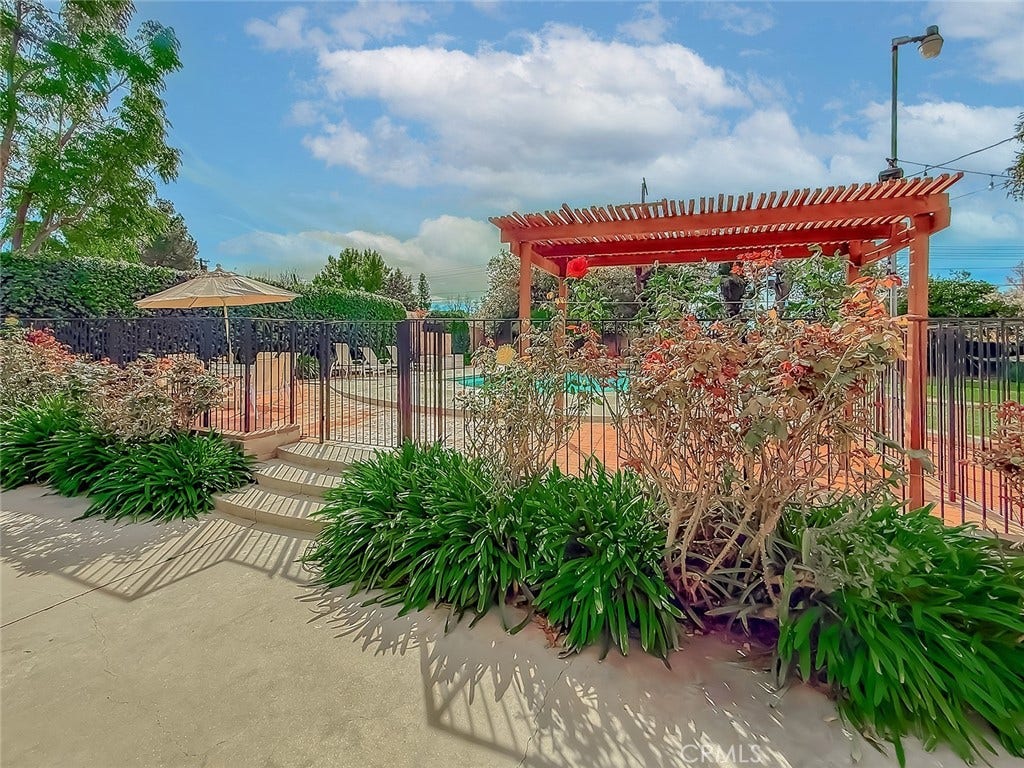 17512 Superior Street, Northridge, CA 91325 17512 Superior Street, Northridge, CA 91325