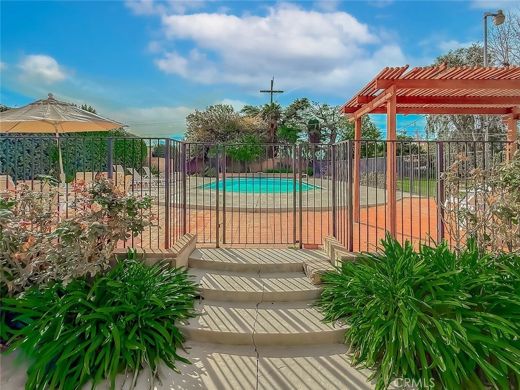 17512 Superior Street, Northridge, CA 91325 17512 Superior Street, Northridge, CA 91325