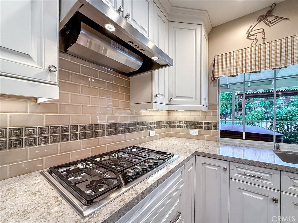 17512 Superior Street, Northridge, CA 91325 17512 Superior Street, Northridge, CA 91325