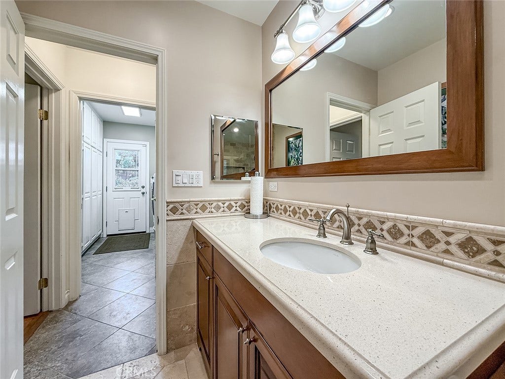 17512 Superior Street, Northridge, CA 91325 17512 Superior Street, Northridge, CA 91325