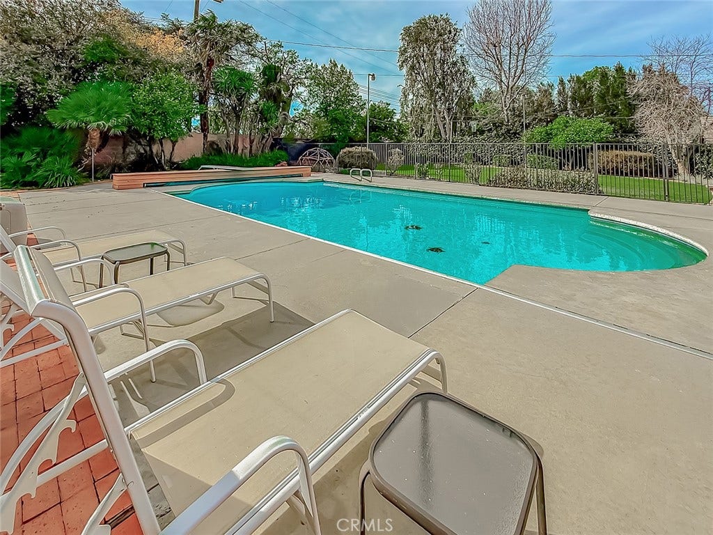 17512 Superior Street, Northridge, CA 91325 17512 Superior Street, Northridge, CA 91325