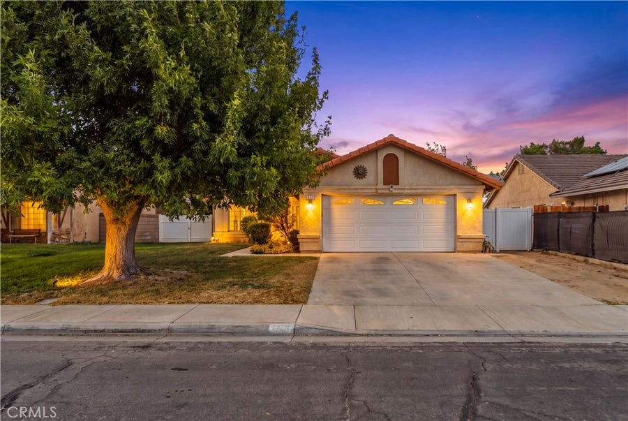 Property photo for 2811 E La Vida Drive, Lancaster, CA