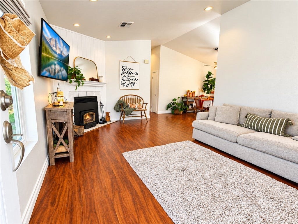 284 Heavenly Valley, Newbury Park, CA 91320 Entry into the Living Room