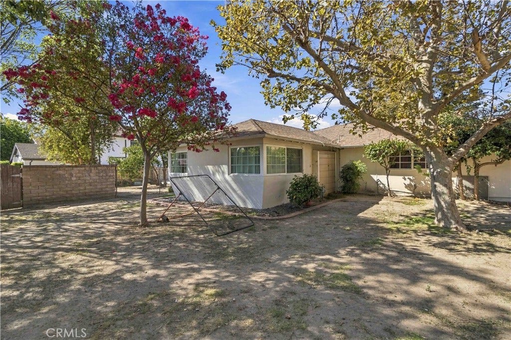 8633 Zelzah, Northridge, CA 91325