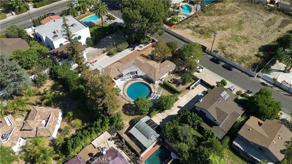 8633 Zelzah, Northridge, CA 91325