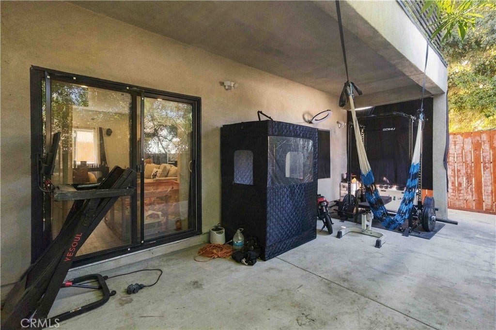 8633 Zelzah, Northridge, CA 91325