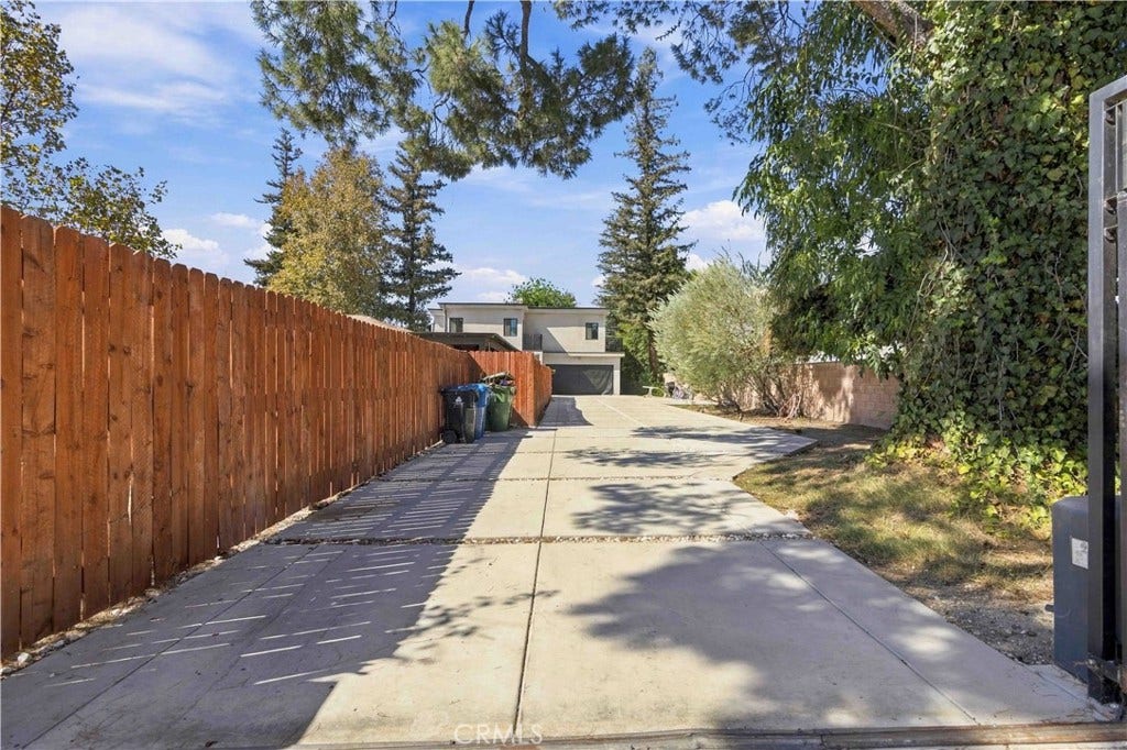 8633 Zelzah, Northridge, CA 91325