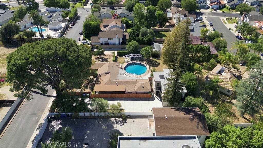8633 Zelzah, Northridge, CA 91325