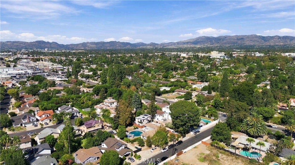 8633 Zelzah, Northridge, CA 91325