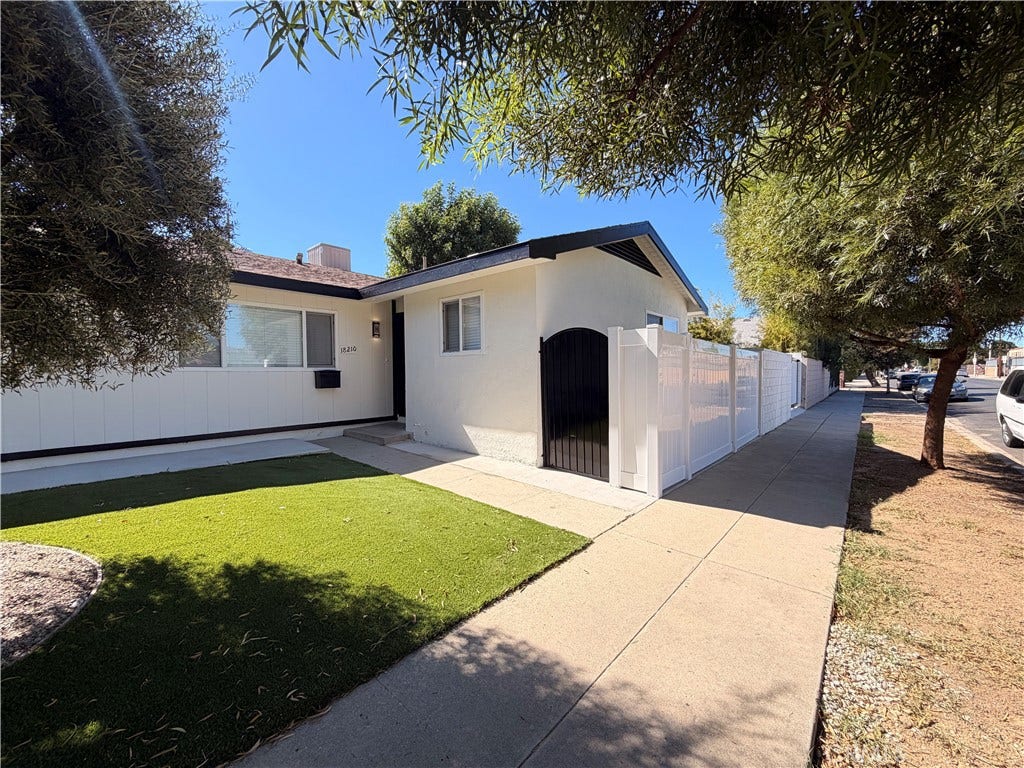 18210 Napa Street, Northridge, CA 91325 Entry