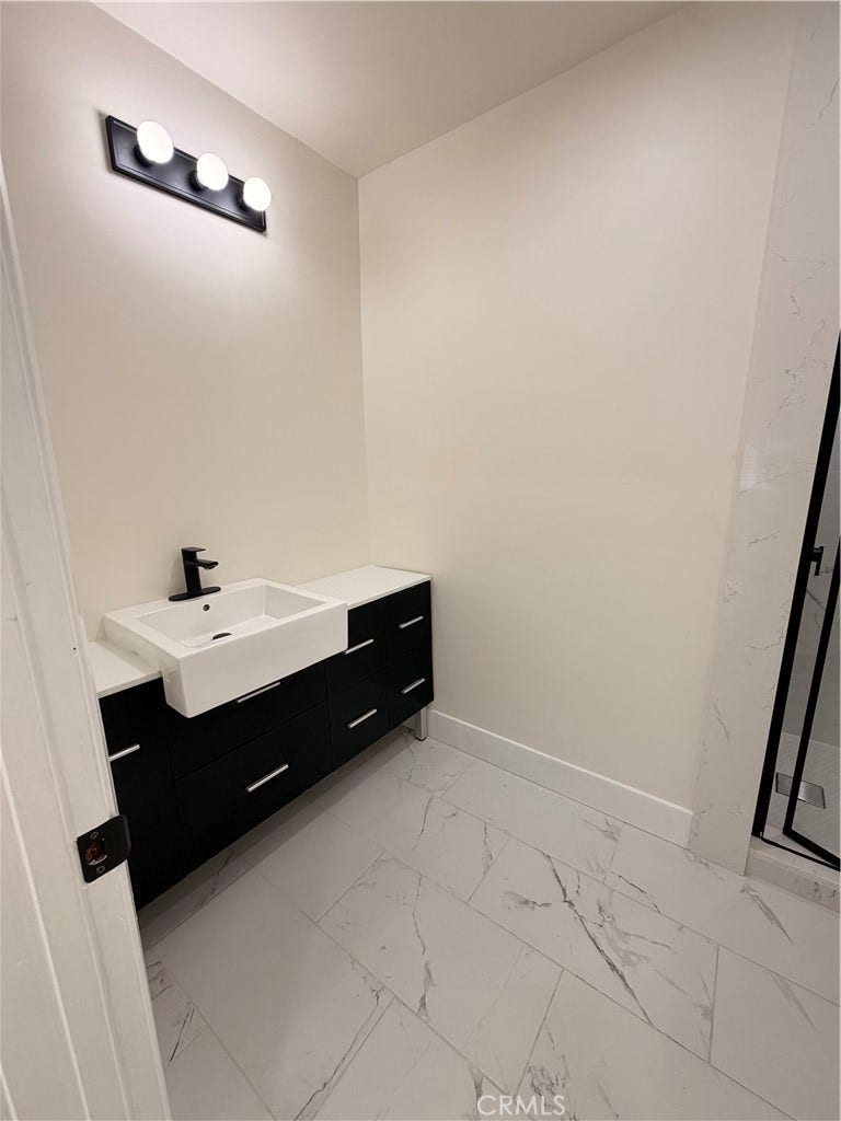 18210 Napa Street, Northridge, CA 91325 Primary Bathroom