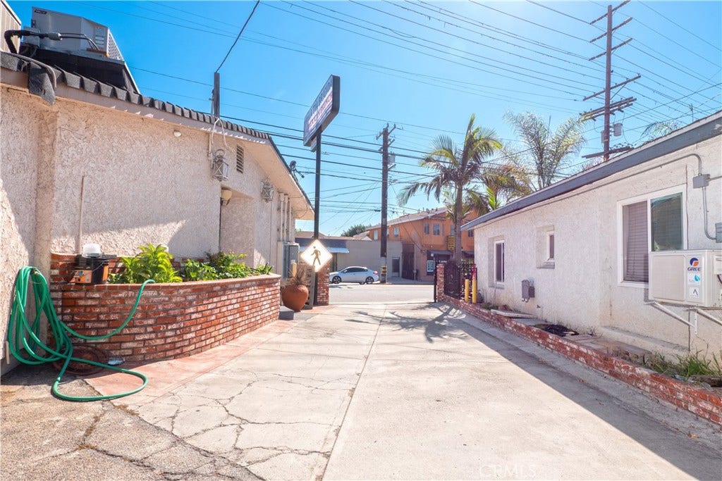 541 S Indiana, Los Angeles, CA 90063 541 S Indiana, Los Angeles, CA 90063