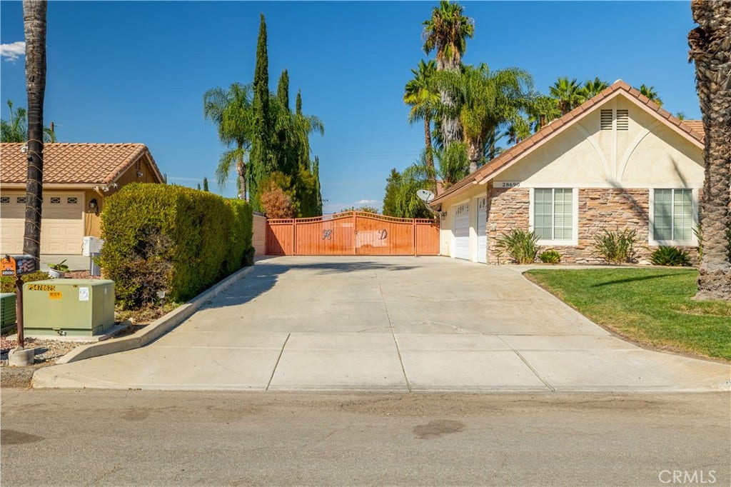28690 Capano Bay Court, Menifee, CA 92584 Driveway