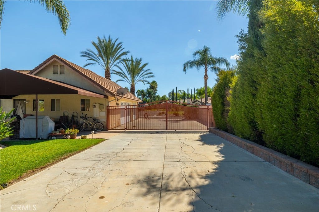 28690 Capano Bay Court, Menifee, CA 92584 Driveway