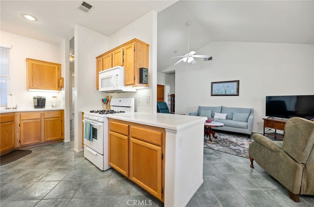 853 Camino De Oro, San Jacinto, CA 92583 kitchen and cabinets