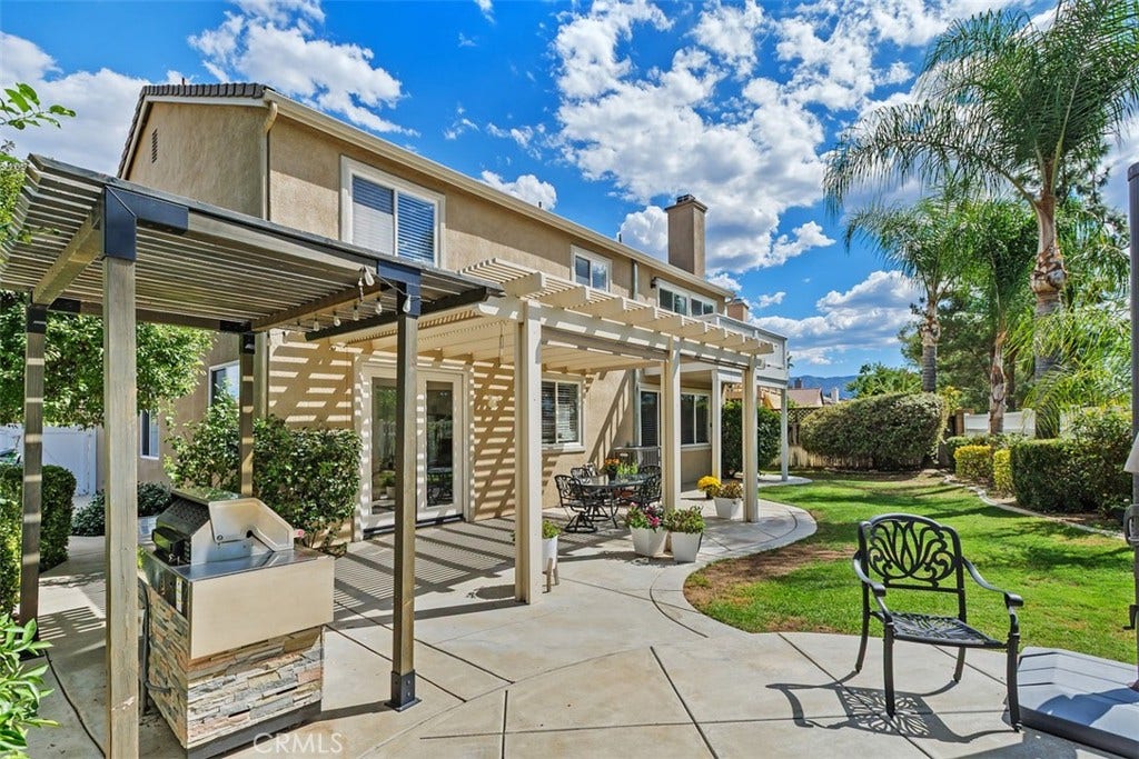 Enjoy the seclusion of an elevated backyard and plenty of room for outdoor dining and entertainment under the big, cerulean Temecula sky