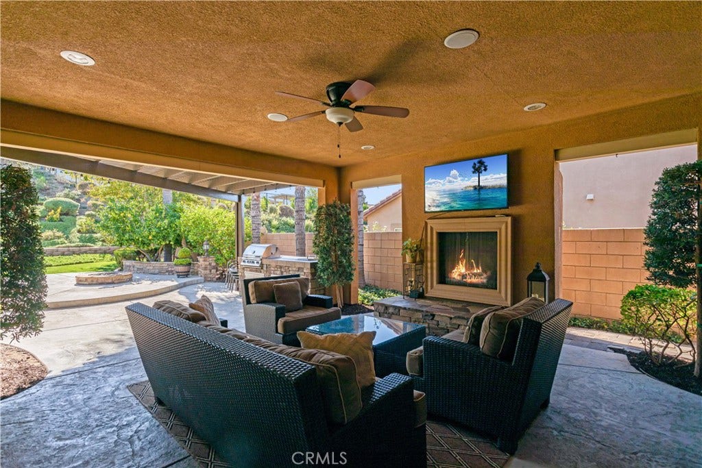 34581 Collier Falls Court, Temecula, CA 92592 INDOOR/OUTDOOR LIVING