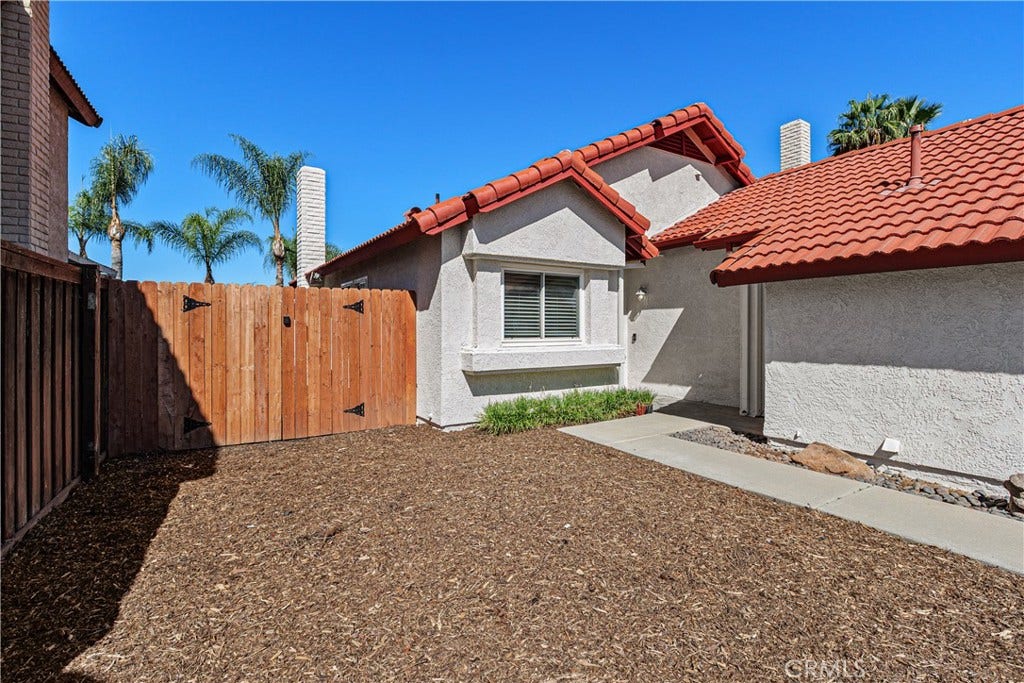 42329 Via Consuelo, Temecula, CA 92592 Gated side yard offering low-maintenance landscaping and additional outdoor space.