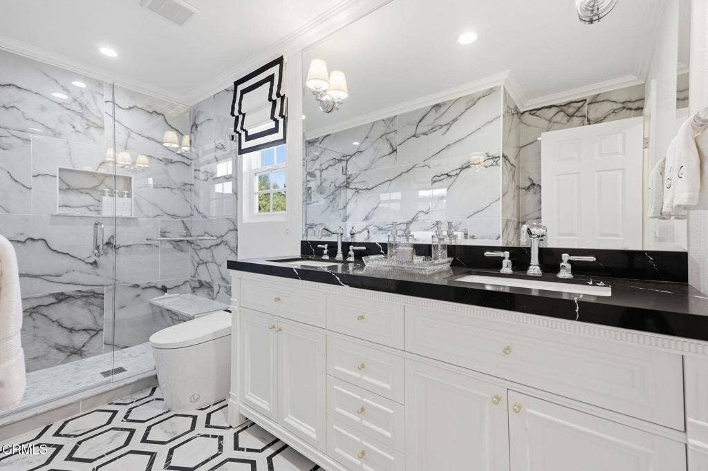 2nd floor hall bath