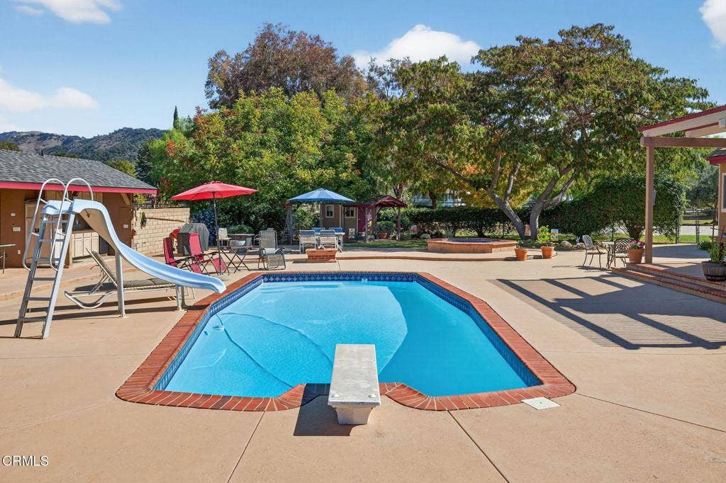 88-web-or-mls-UpmarketMedia-1125Spr-250