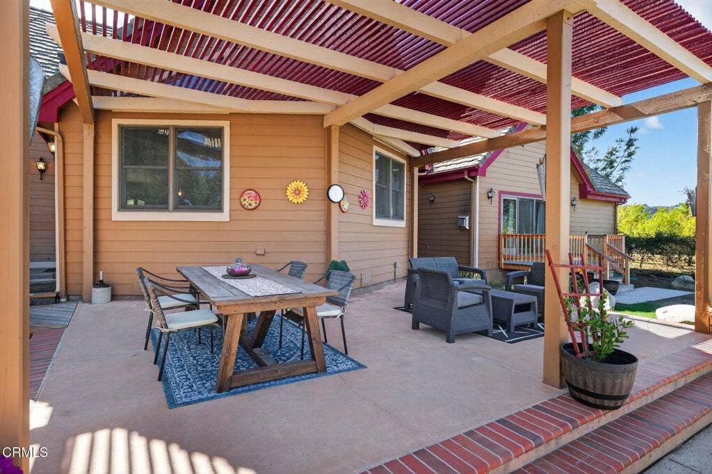 101-web-or-mls-UpmarketMedia-1125Spr-291