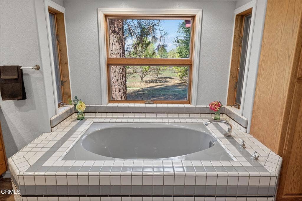 44-web-or-mls-UpmarketMedia-1125Spr-134A