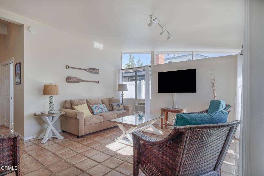 207 Rossmore Drive, Oxnard, CA 93035 207 Rossmore 2026-2